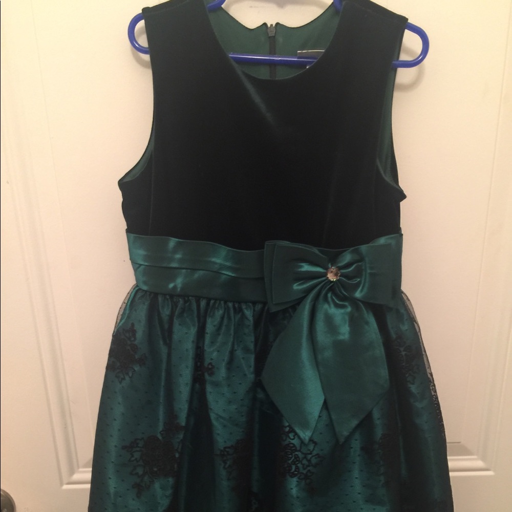 Girls green and black dress size 7